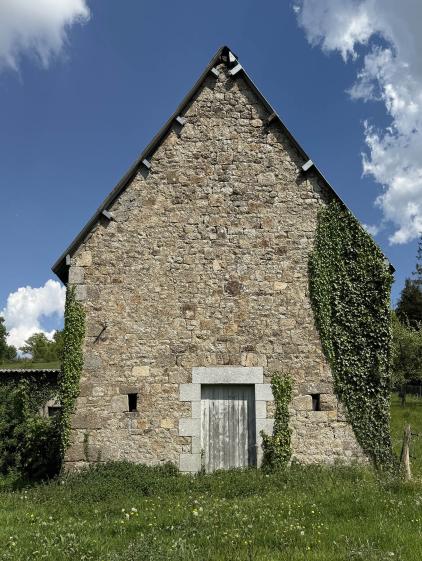 Vue d'une façade de la maison avant rénovation 