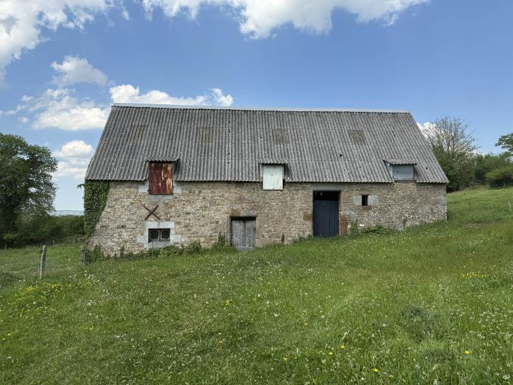 Vue de l'extérieur de la maison avant rénovation