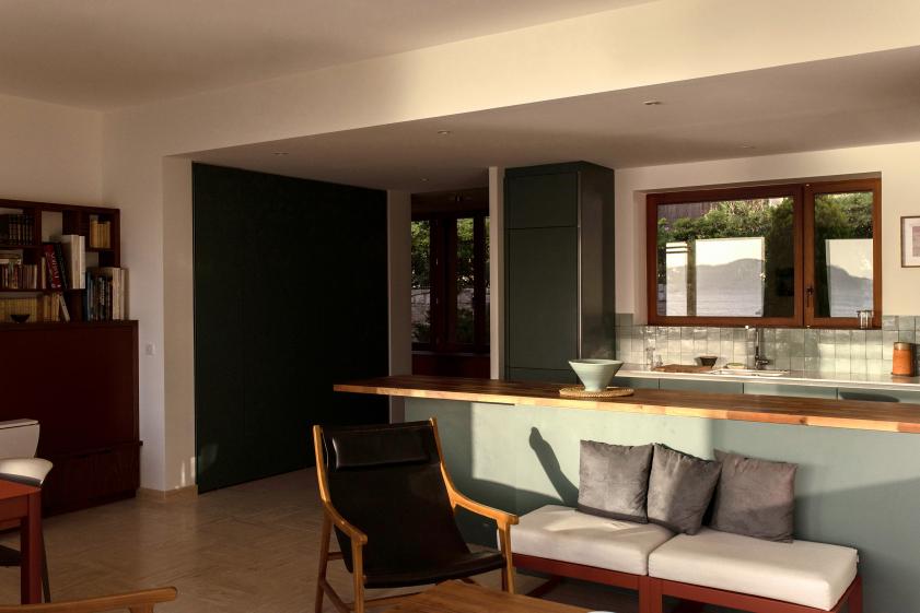 vue de l’entrée et de la cuisine ouvertes sur le séjour