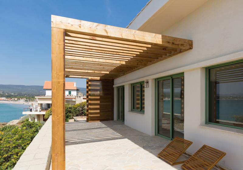 La terrasse et la pergola sur la mer à l’ouest