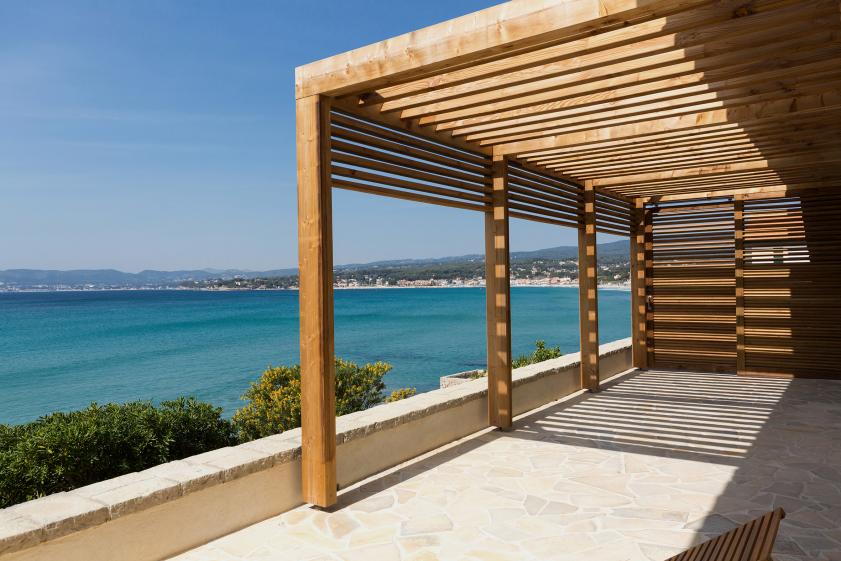La terrasse et la pergola sur la mer à l’ouest