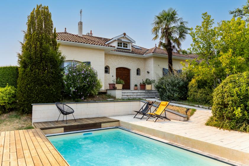vue piscine et maison