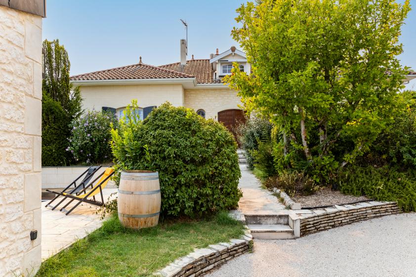 vue jardin depuis entrée
