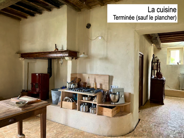 La cuisine après. Enduit terre en finition. Bulbe de compression en chaux-chanvre finition à la chaux + tomettes de réemploi