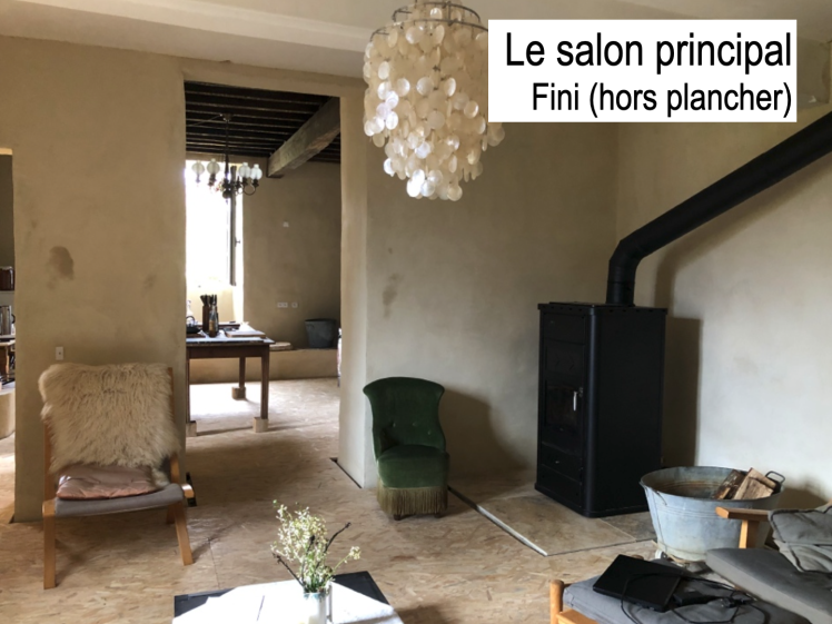 Le salon principal après. Enduits terre. Poêle Bouilleur.