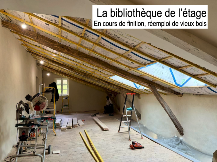 La bibliothèque de l'étage en cours de travaux. Correction thermique terre-chanvre, enduits terre en finition. Isolation des rampants en fibre de bois + frein vapeur HPV.