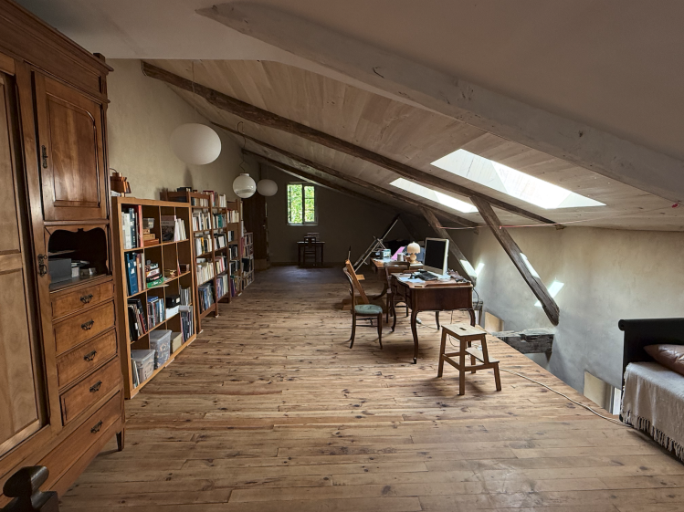 La bibliothèque de l'étage terminée. Correction thermique terre-chanvre, enduits terre en finition. Isolation des rampants en fibre de bois + frein vapeur HPV + volige peuplier