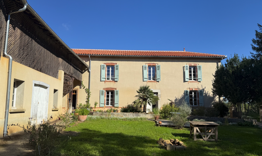 Façade sud après. Menuiseries extérieures bois neuves, volets bois repeints. Soubassement refait à la chaux. Toiture tuile canal neuve et descentes en zinc.