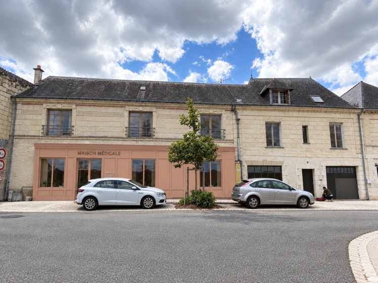 Une façade ordonnancée, composée d'éléments d'architecture traditionnelle mais ré interprétée 
