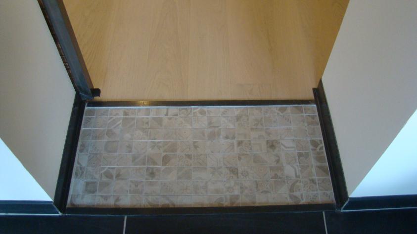 Seuil en carrelage ciment
