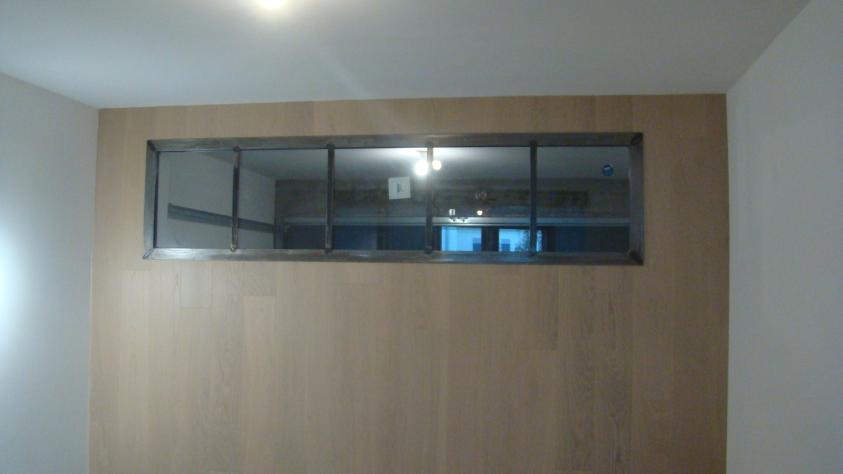 Fenêtre horizontale parquet bois retourné sur le mur
