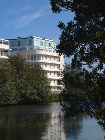 Construction d'un immeuble sur les bords de la Vilaine