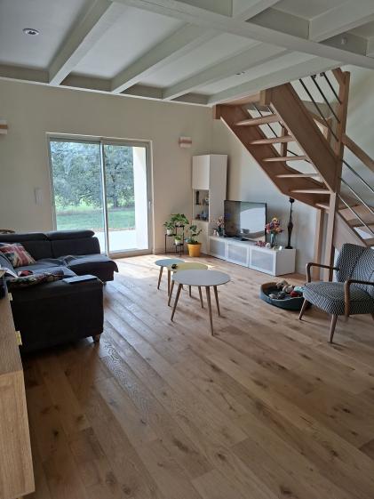 Salon : grande baie vitrée ouvrant sur le paysage, parquet chêne au sol intérieur salon