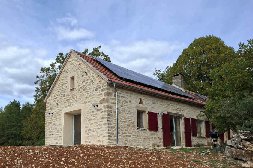 Vue de l'extérieur : nouveaux percements sur les façades, création d'une terrasse maison en pierre renovée