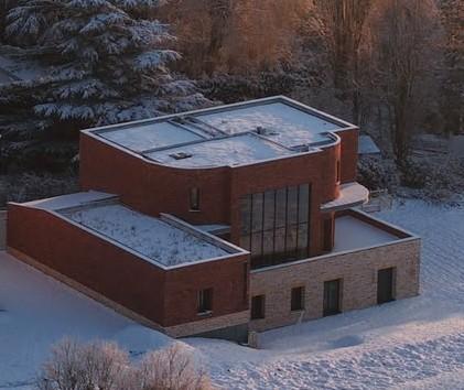 Vue de la maison D dans la neige