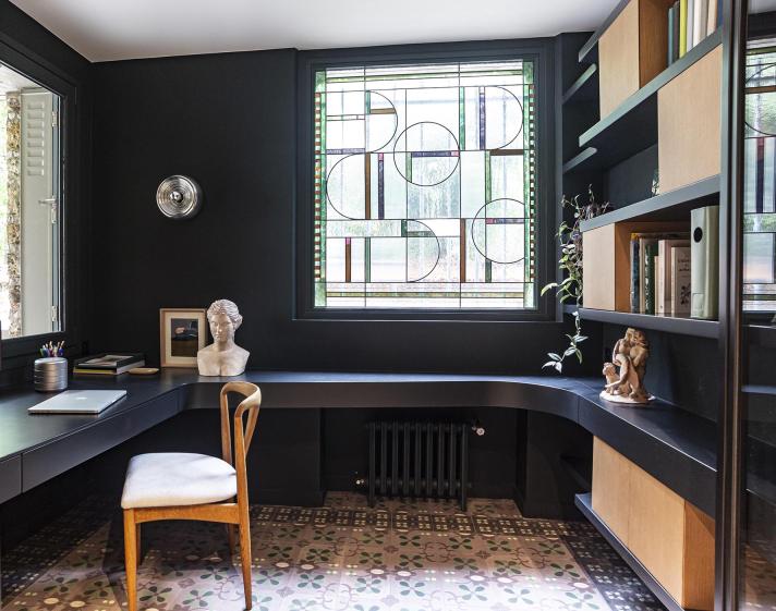 Le bureau "boudoir" , Vitrail Atelier St-Didier Les espaces privés ont été pensés comme des alcôves de confort et d’inspiration. Le bureau de madame se déploie comme un boudoir cosy, où carreaux de ciment et vitrail réalisé avec Carline Prégermain de l’atelier Saint Didier s’harmonisent avec des couleurs subtiles et délicates.