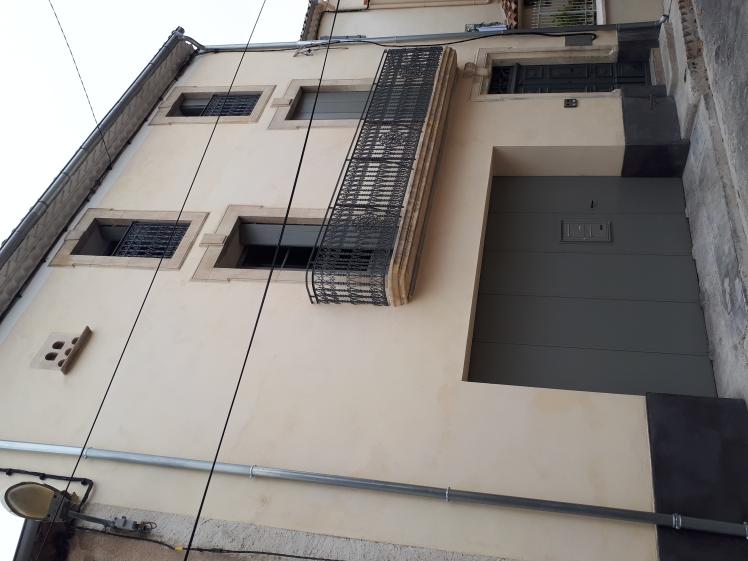 Façade sur rue après travaux : ravalement, réfection du balcon, remplacement des menuiseries
