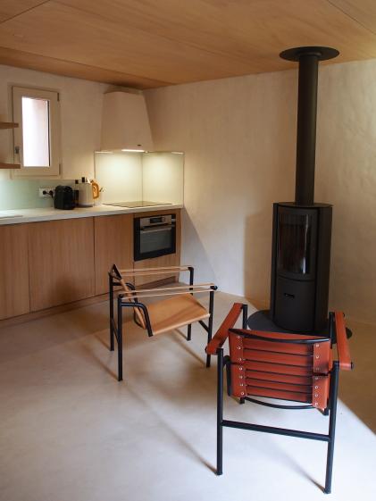 Le séjour rénovation maison à Feuilla, Corbières, bois, béton ciré, poêle, aménagement sur mesure
