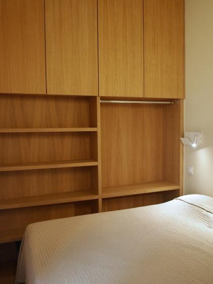 Une chambre rénovation maison à Feuilla, Corbières, bois, béton ciré, aménagement sur mesure