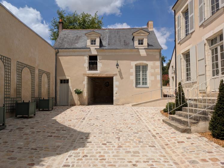 Cour pavée