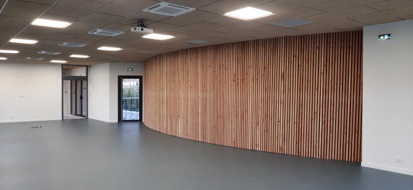 Salle de réunions : la présence du mur incurvé de la bâche de stockage est sublimé