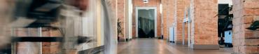 Personne en fauteuil roulant en mouvement dans un couloir