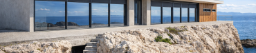 Villa contemporaine posée sur la roche calcaire Marseillaise