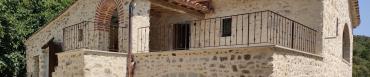 Rénovation complète d’un mas en pierre dans le Gard, comprenant la création de terrasses, d’arches et d’ouvertures, la reprise de la charpente et de la couverture, ainsi que la restructuration des volumes existants et le travail des façades.