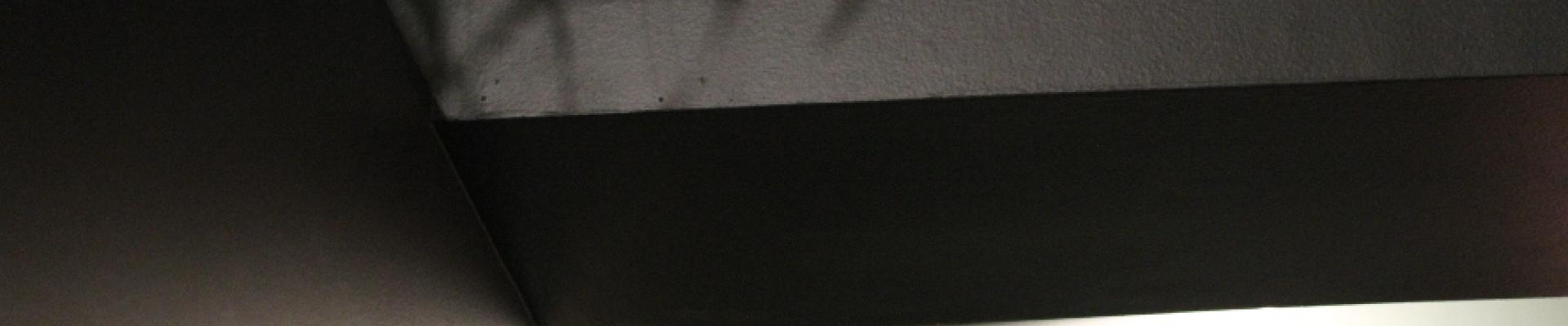 Photo d'un angle de mur ; jeux de lumière
