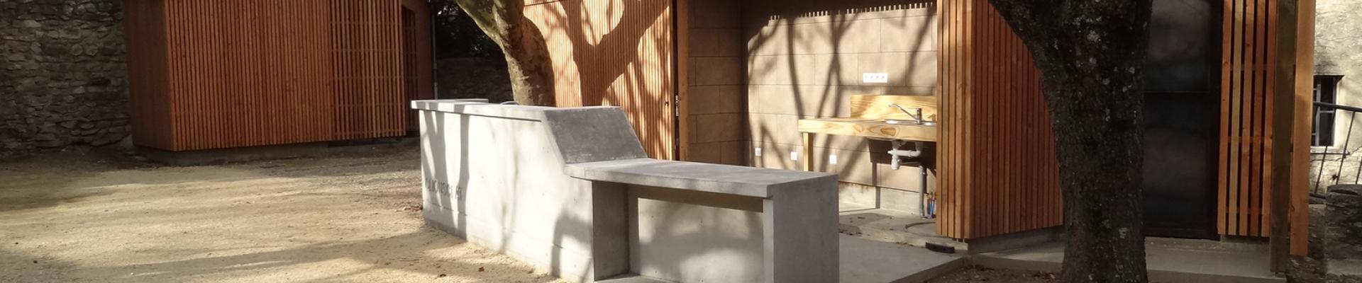 XXS cliousclat, une buvette, glissée avec délicatesse à l'arrière de platanes.