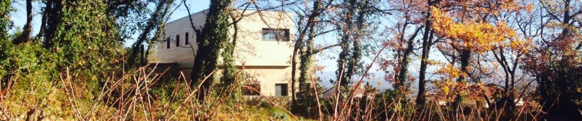 Photographie d'une construction d'une maison individuelle sur la commune de Laudun, l'ardoise architecte Alexis Peyrouse