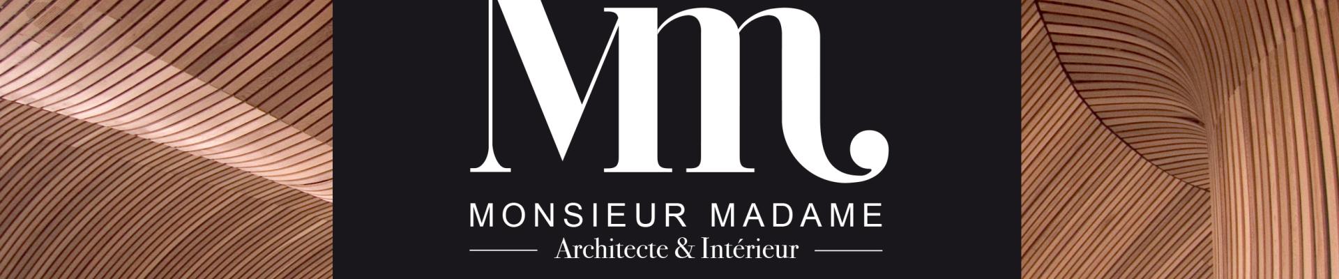 Habillage bois en plafond et logo de l'agence 