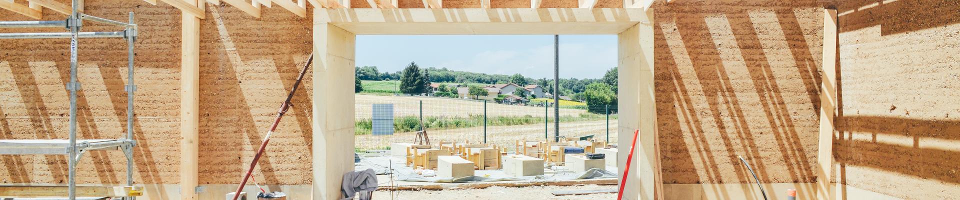 Photographie du chantier de la Maison Pour Tous (Four, 38) - bois et pisé