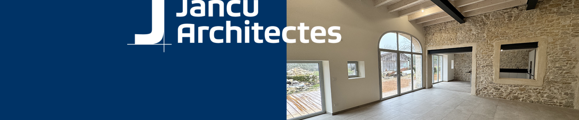 J JANCU ARCHITECTES, en blanc sur un fond mixte bleu profond et image de réhabilitation de corps ferme 