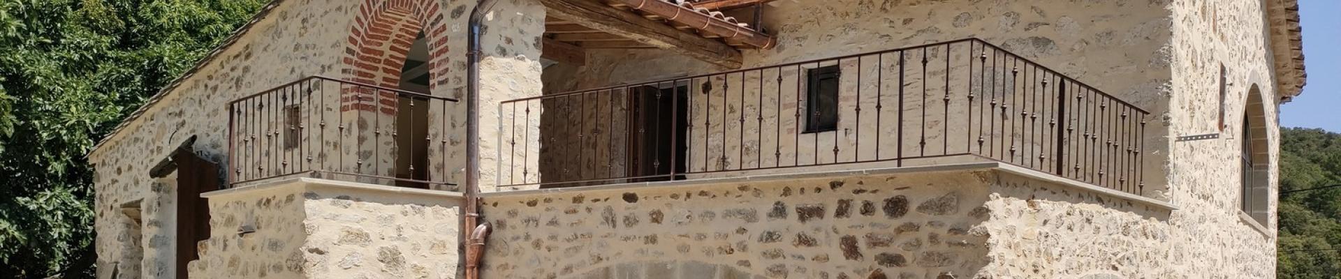 Rénovation complète d’un mas en pierre dans le Gard, comprenant la création de terrasses, d’arches et d’ouvertures, la reprise de la charpente et de la couverture, ainsi que la restructuration des volumes existants et le travail des façades. https://www.cyrilcurto.fr/