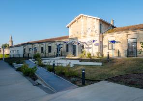 Parvis d'accueil, rampe d'accès des 5 sens
