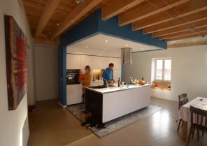 La cuisine est au centre de la pièce de vie
