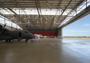 Deux avions casa en révision