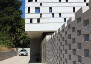 vue depuis l'entrée longeant le mur claustra de marbre