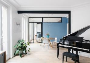Le double séjour créé avec le bureau acoustique en fond