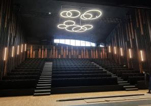 La salle de spectacle, gradins dépliés. bois brûlé