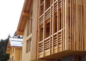 Façade du chalet, jeu de profondeurs et transparences
