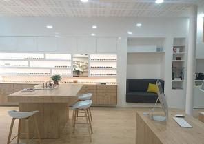 Espace de vente - présentoir avec banquette