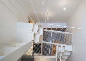 Vue plongeante depuis le lit (niveau 4) sur la mezzanine en caillebotis métalliq