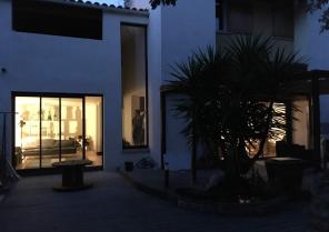 Façade donnant sur le jardin d'un bien atypique près de Montpellier par Cèlia Ar