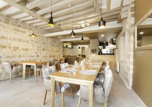 Restaurant "Les coqs" à Milly la forêt salle sur la place