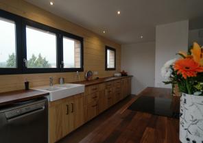villa à ossature bois - Cuisine chaleureuse - Amélie Soriano Architecte