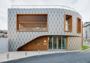 Crèche Saint Louis // une vêture en zinc en écho avec un site patrimonial © Beno