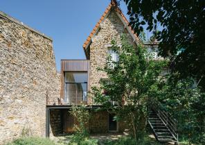 HOUSE V // vue de l’extension depuis le jardin - © Benoit Florençon