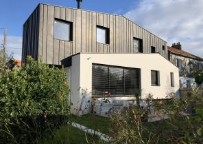 Réhabilitation et extension d'une maison en zinc